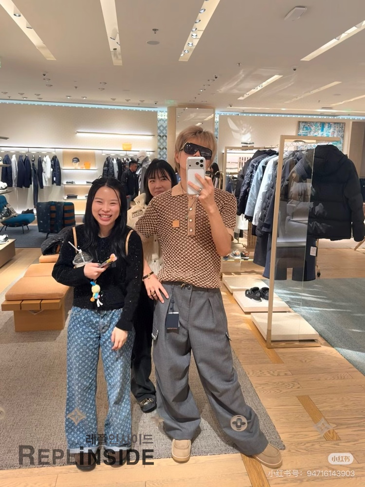 레플리카 명품 [LOUIS VUITTON] 루이비통 시그니처 쇼트 슬리브 니트 매쉬 폴로 티셔츠 남녀공용 - 비교 실사