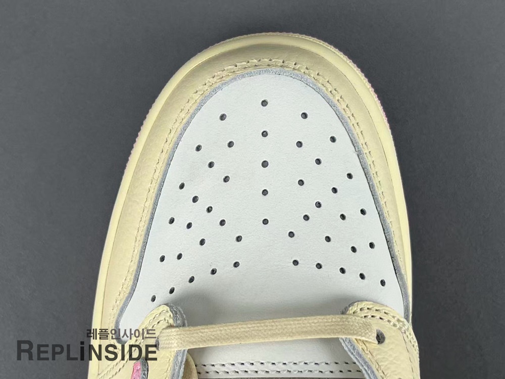 레플리카 명품 [AIR JORDAN] 트래비스 스캇 x 에어조던1 로우 OG SP 샤이 핑크 IQ7604-100 남녀공용 (OG공장) - 착용샷 실사