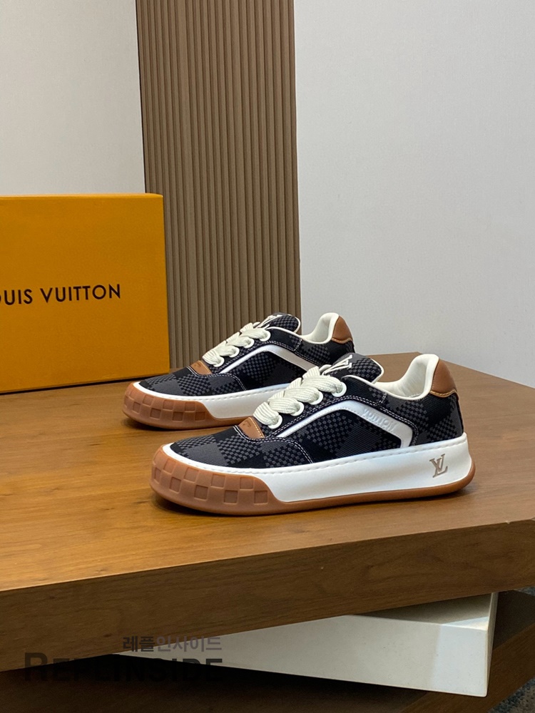 레플리카 명품 [LOUIS VUITTON] 루이비통 틸티드 스니커즈 남성용 - 뒷면 실사