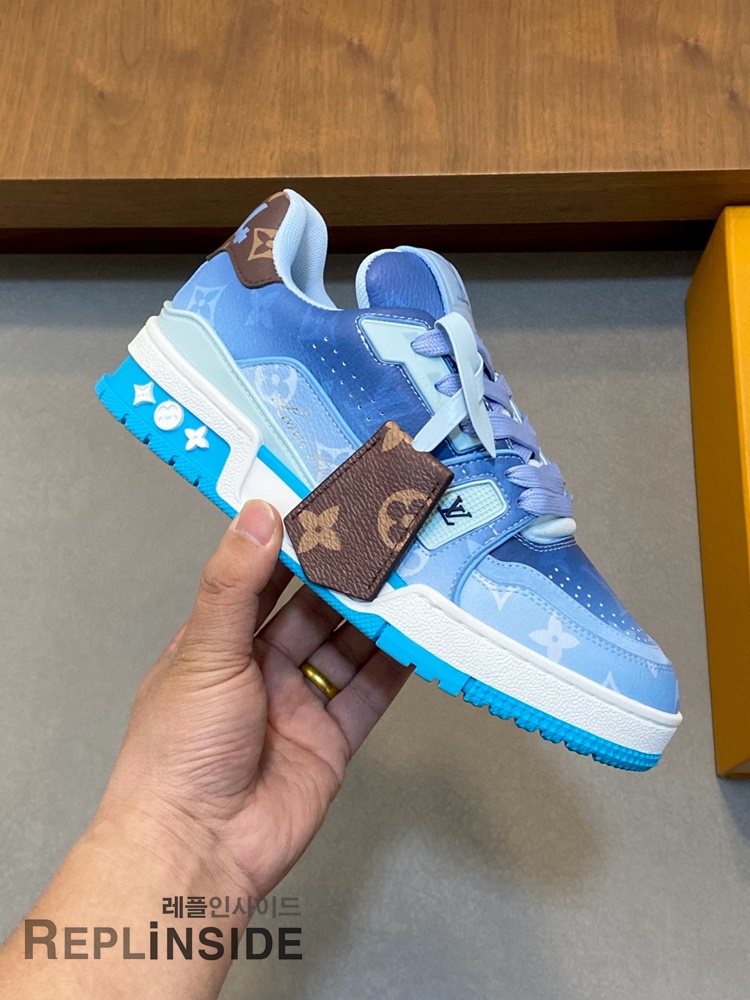 레플리카 명품 [LOUIS VUITTON] 루이비통 LV 트레이너 스니커즈 남녀공용 - 로고 실사