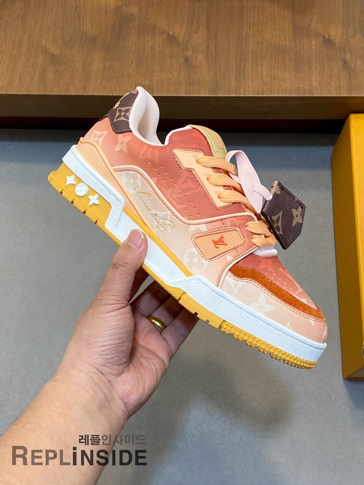 레플리카 명품 [LOUIS VUITTON] 루이비통 LV 트레이너 스니커즈 남녀공용 - 로고 실사