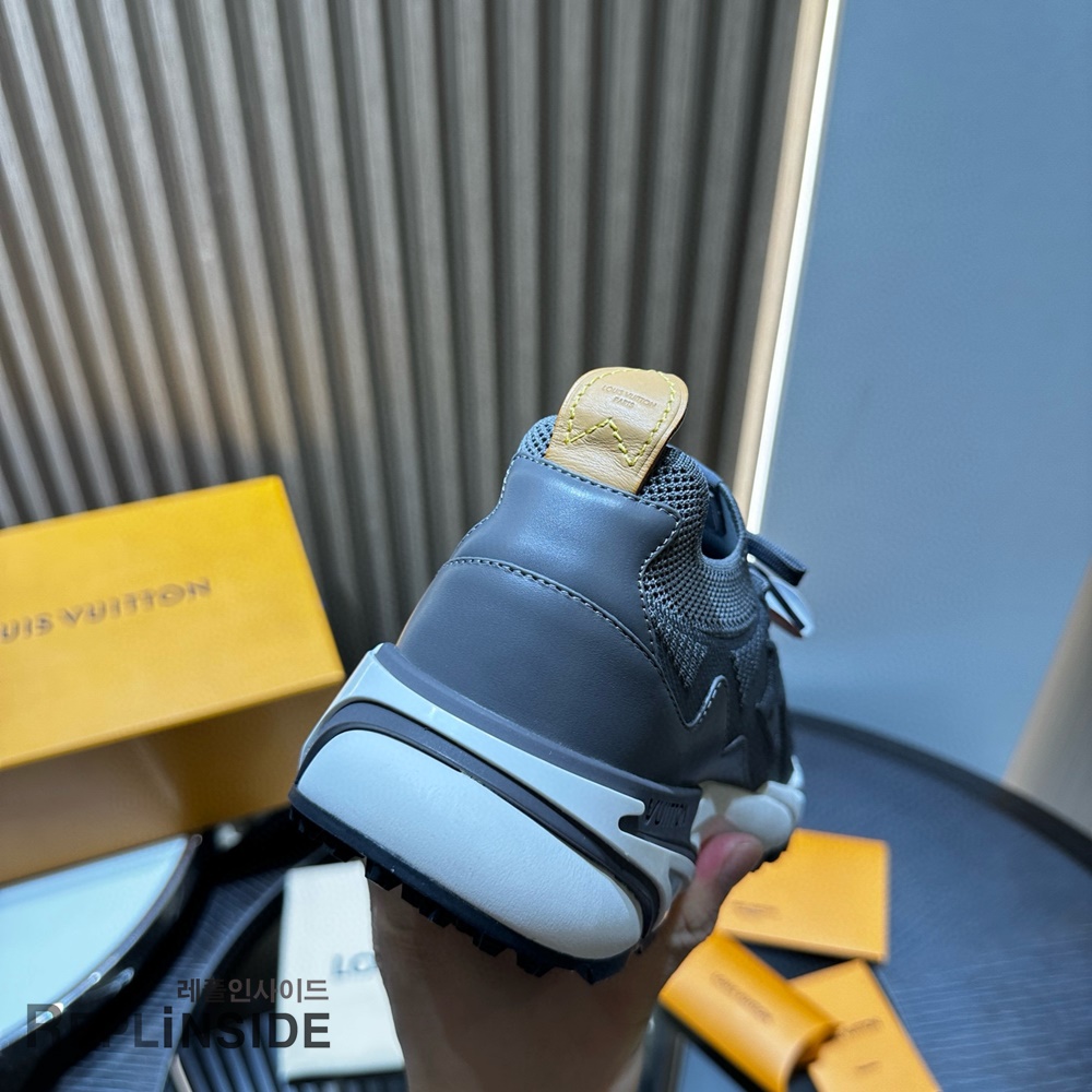 레플리카 명품 [LOUIS VUITTON] 루이비통 러너 타틱 스니커즈 남성용 - 밑창 실사