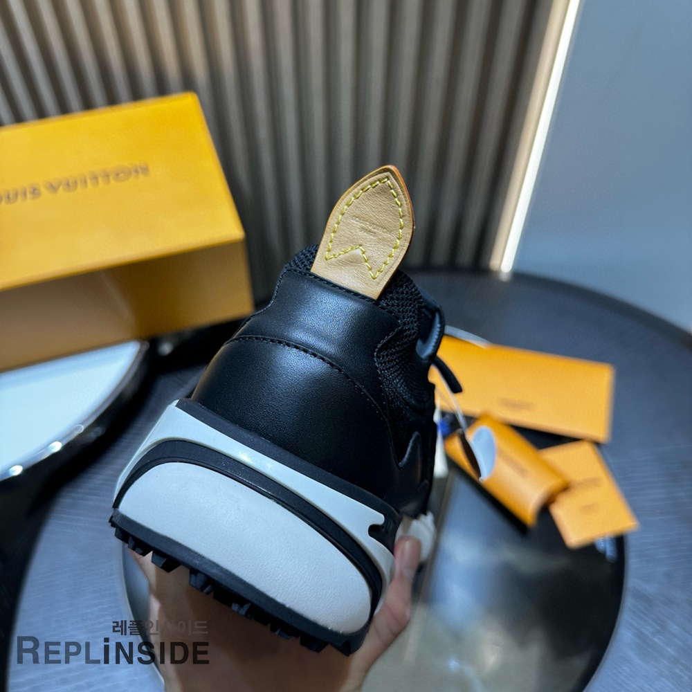 레플리카 명품 [LOUIS VUITTON] 루이비통 러너 타틱 스니커즈 남성용 - 밑창 실사