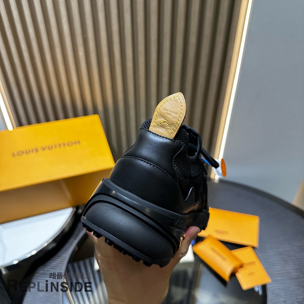 레플리카 명품 [LOUIS VUITTON] 루이비통 러너 타틱 스니커즈 남성용 - 밑창 실사