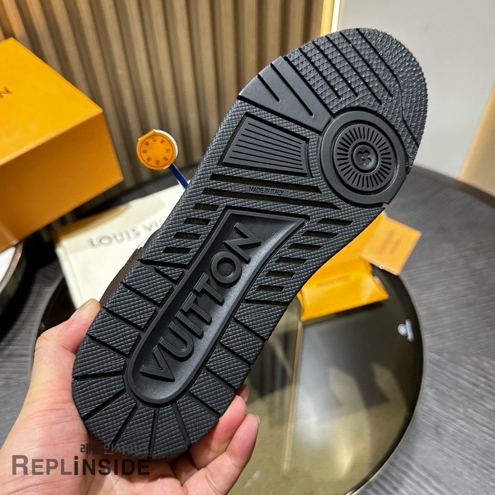 레플리카 명품 [LOUIS VUITTON] 루이비통 LV 트레이너 스니커즈 남성용 - 밑창 실사