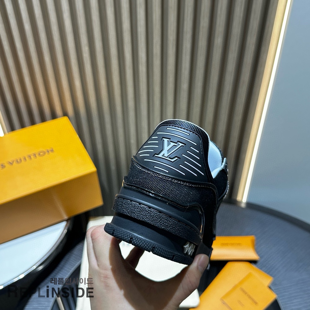 레플리카 명품 [LOUIS VUITTON] 루이비통 LV 트레이너 스니커즈 남성용 - 밑창 실사