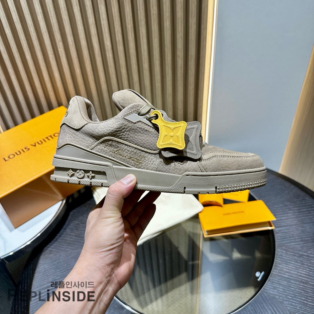 레플리카 명품 [LOUIS VUITTON] 루이비통 LV 트레이너 스니커즈 남성용 - 로고 실사