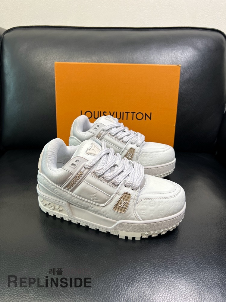 레플리카 명품 [LOUIS VUITTON] 루이비통 LV 트레이너 맥시 스니커즈 남녀공용 - 앞면 실사