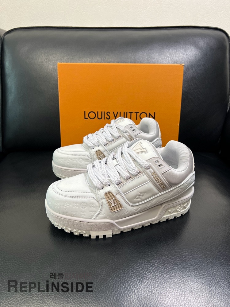 레플리카 명품 [LOUIS VUITTON] 루이비통 LV 트레이너 맥시 스니커즈 남녀공용 - 옆면 실사