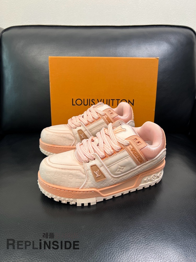 레플리카 명품 [LOUIS VUITTON] 루이비통 LV 트레이너 맥시 스니커즈 남녀공용 - 옆면 실사
