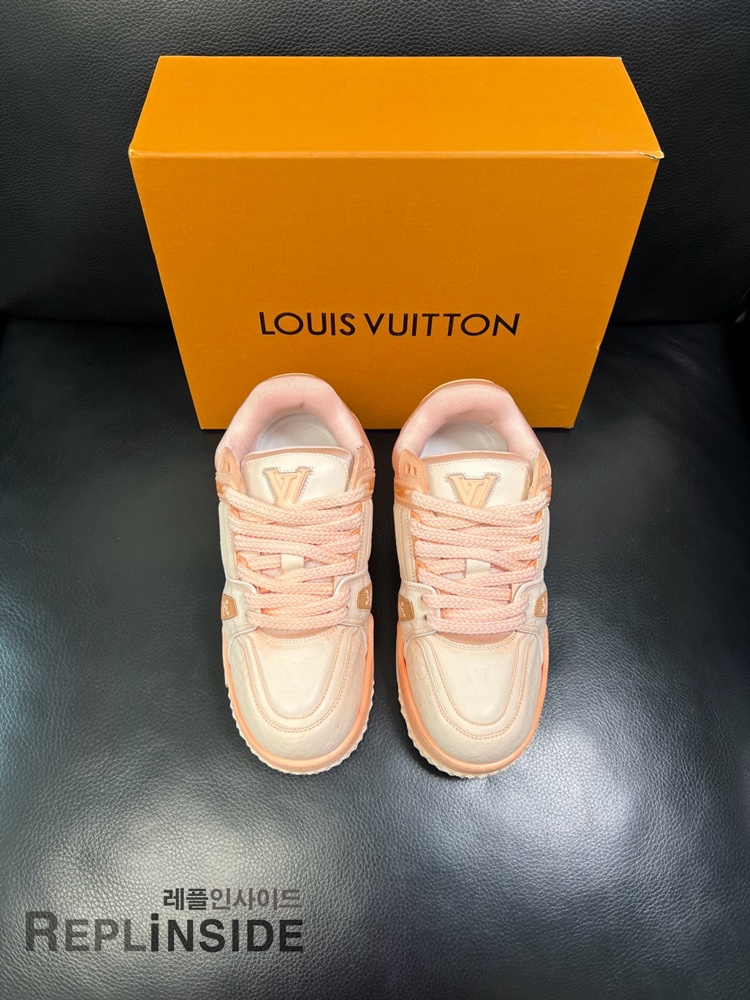 레플리카 명품 [LOUIS VUITTON] 루이비통 LV 트레이너 맥시 스니커즈 남녀공용 - 뒷면 실사