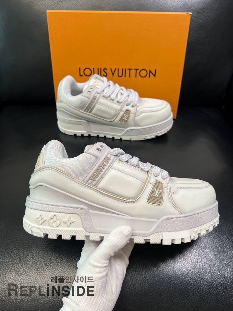 레플리카 명품 [LOUIS VUITTON] 루이비통 LV 트레이너 맥시 스니커즈 남녀공용 - 로고 실사