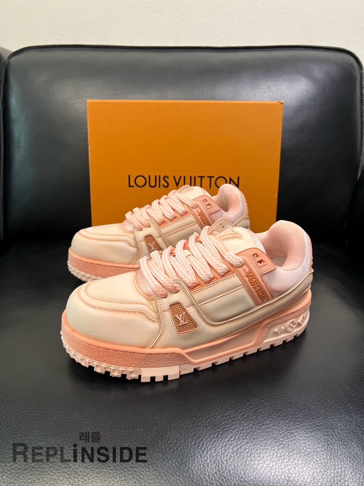 레플리카 명품 [LOUIS VUITTON] 루이비통 LV 트레이너 맥시 스니커즈 남녀공용 - 옆면 실사