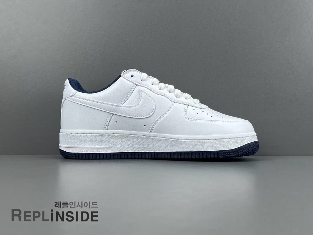 레플리카 명품 [NIKE] 나이키 x 릴 야티 에어포스 1 로우 화이트 앤 미드나잇 네이비 IB5720-100 남성용 - 옆면 실사