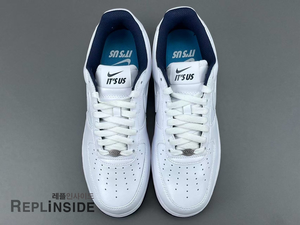 레플리카 명품 [NIKE] 나이키 x 릴 야티 에어포스 1 로우 화이트 앤 미드나잇 네이비 IB5720-100 남성용 - 로고 실사