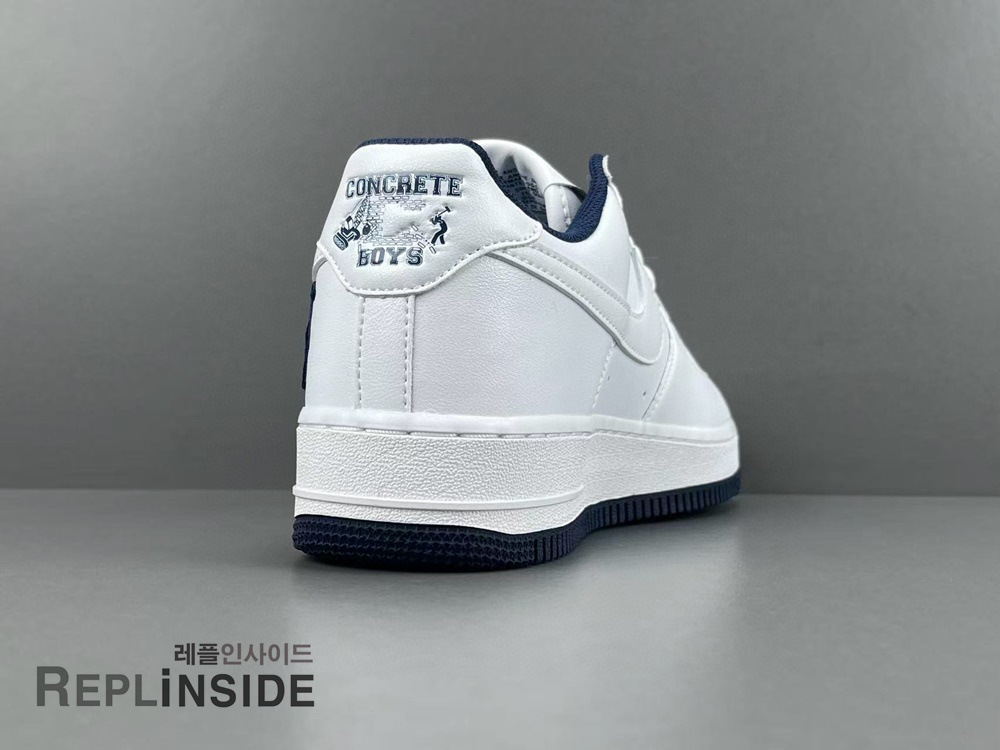 레플리카 명품 [NIKE] 나이키 x 릴 야티 에어포스 1 로우 화이트 앤 미드나잇 네이비 IB5720-100 남성용 - 밑창 실사