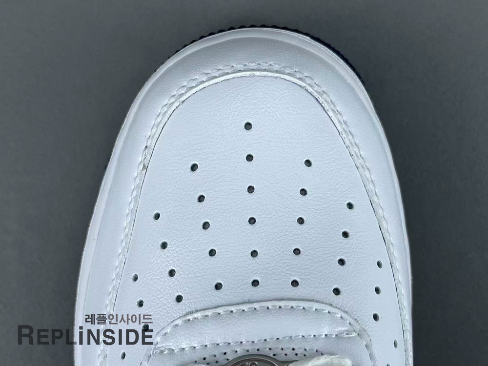 레플리카 명품 [NIKE] 나이키 x 릴 야티 에어포스 1 로우 화이트 앤 미드나잇 네이비 IB5720-100 남성용 - 착용샷 실사