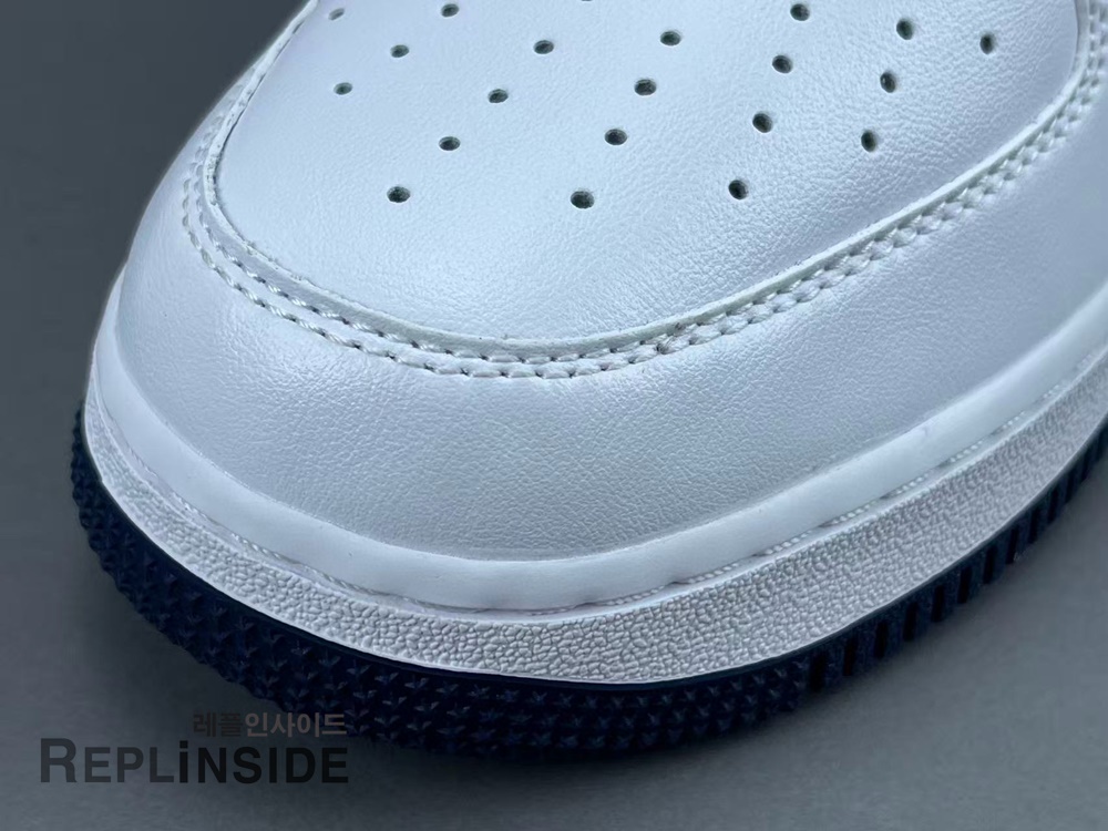 레플리카 명품 [NIKE] 나이키 x 릴 야티 에어포스 1 로우 화이트 앤 미드나잇 네이비 IB5720-100 남성용 - 디테일 실사
