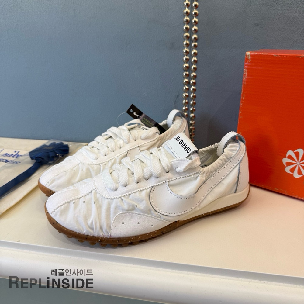 레플리카 명품 [NIKE] 나이키 x 자크뮈스 문 슈 SP 소프트 펄 세일 HV8547-002 남녀공용 - 옆면 실사