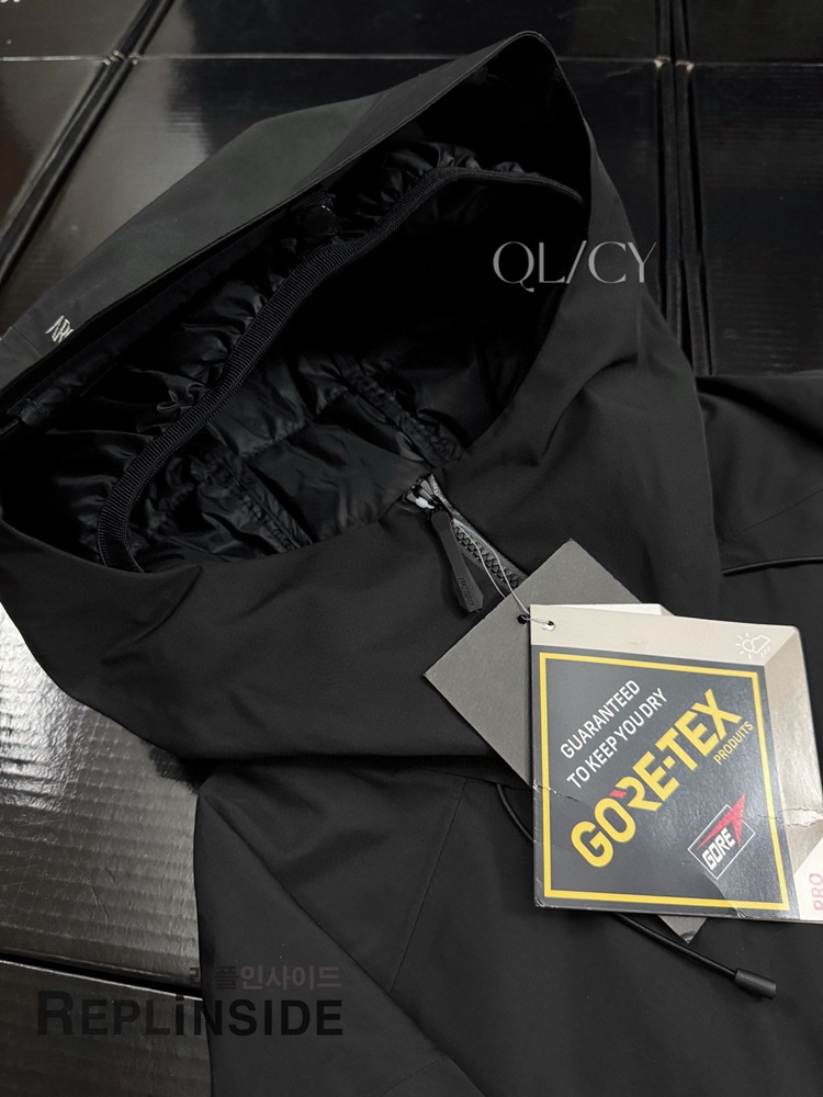 아크테릭스 MACAI 재킷 블랙 지퍼 및 로고 디테일 | #레플아크테릭스로고 #레플방수패딩