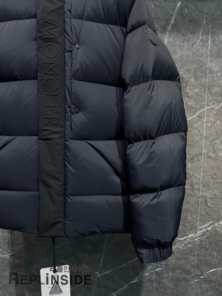 몽클레어 마데이라 패딩 실사 측면컷 │ 세련된 핏과 광택감 │ #레플리카명품패딩 #MonclerMadeira패딩 #몽클레어패딩추천