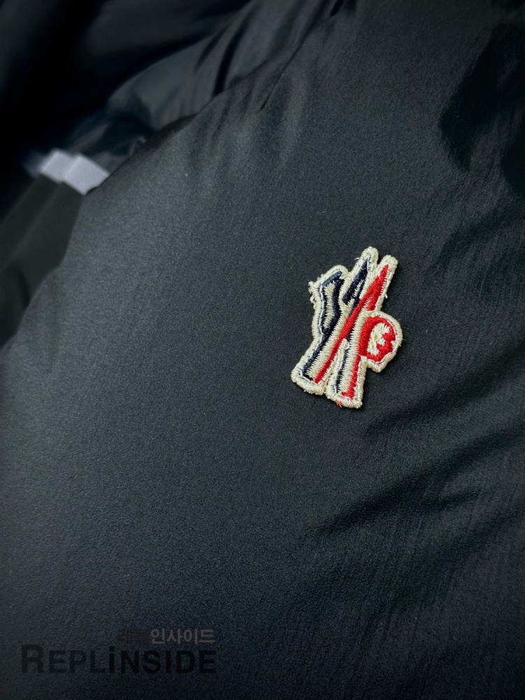 몽클레어 MANDRES 블랙 패딩 사이드 포켓 및 로고 디테일 실사 #레플리카몽클레어 #레플리카패딩스타일