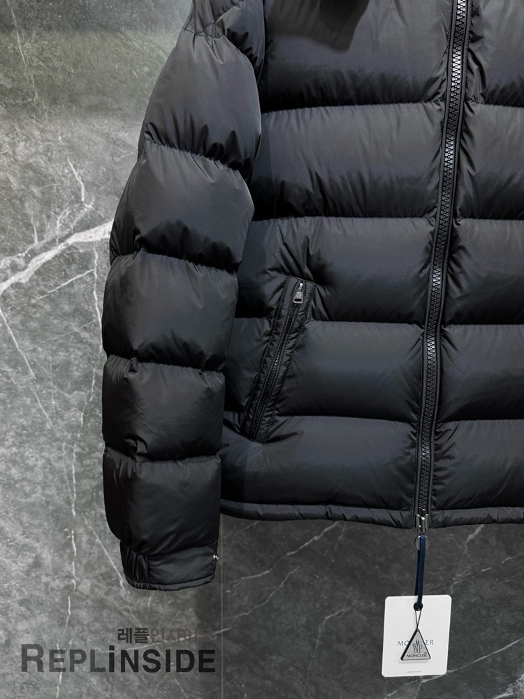 몽클레어 MAYA 블랙 남성용 숏패딩 레플리카 실사 디테일컷 #레플리카몽클레어마야 #레플리카명품패딩