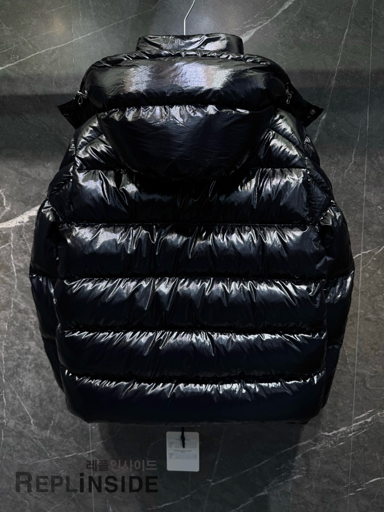 몽클레어 Maya 70 패딩 남성용 후면 백라인 디테일 | Moncler 패딩 뒤태 | 고급스러운 광택 #몽클레어백라인 #마야70실사 #프리미엄아우터