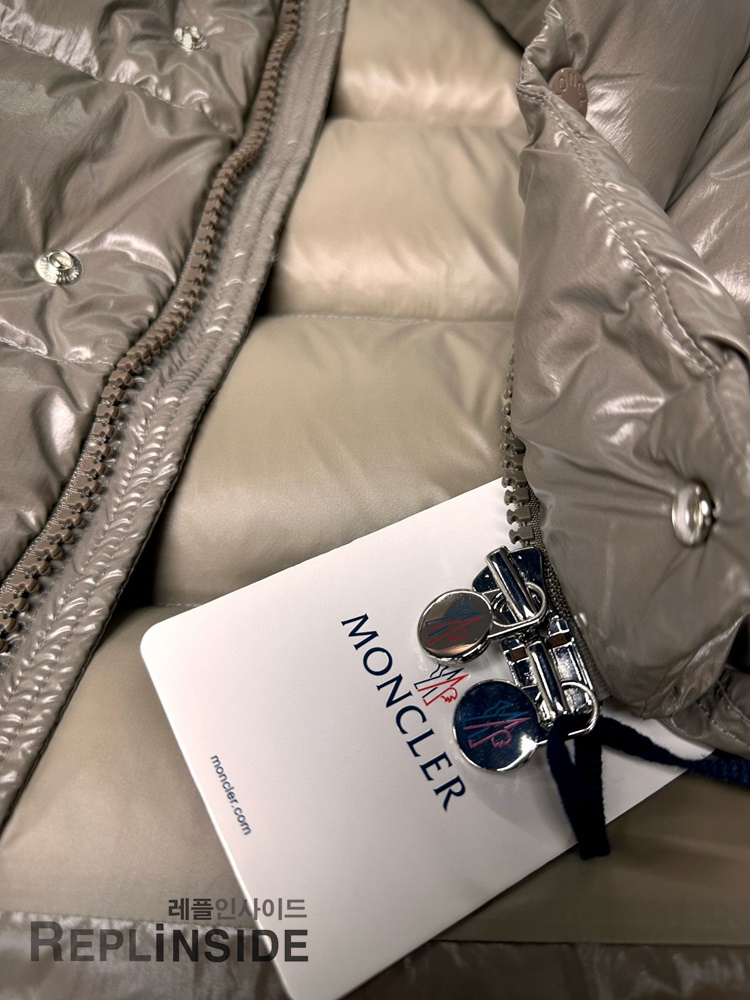 몽클레어 마야70 남성 패딩 측면 실루엣 실사, 자연스럽고 탄탄한 핏, #몽클레어레플추천 #겨울패딩남자 #마야70패딩레플