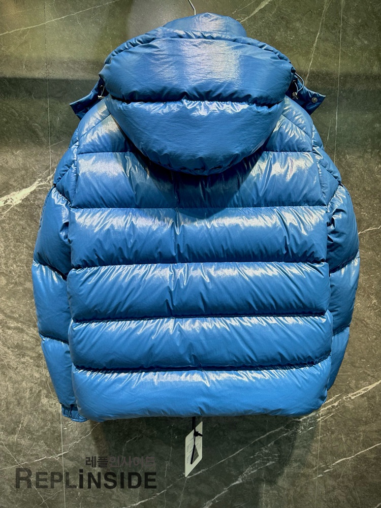 몽클레어 마야 70 남성 패딩 로고 패치 디테일, 고퀄 레플 각인, #몽클레어로고 #명품로고레플 #몽클레어마야패딩