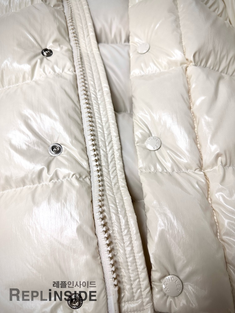 몽클레어 마야 70 패딩 옆면 실사, 자연스러운 핏과 실루엣, 고퀄리티 레플 다운 재킷, #몽클레어다운 #레플마야70고퀄