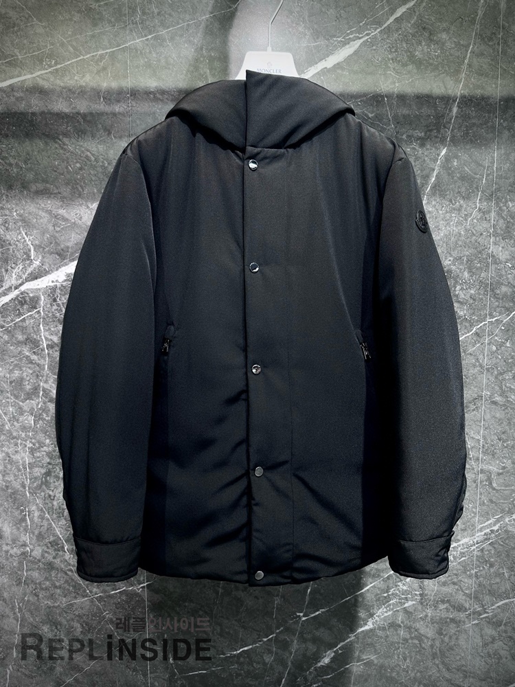 몽클레어 Fowey 리버서블 다운 재킷 패딩 남성용 프리미엄 퀄리티 레플리카 스니커즈와 스타일링 추천