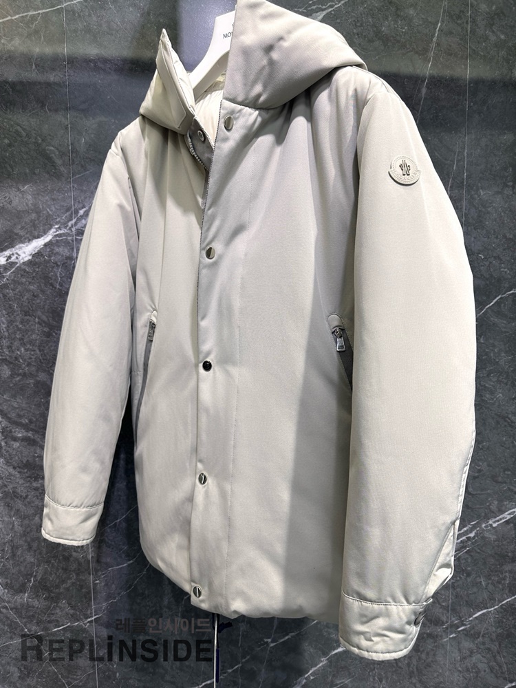 몽클레어 리버서블 Fowey 패딩 내부 디테일, 양면 착용 가능한 디자인, 실사 이미지, #리버서블패딩 #몽클레어레플리카 #겨울패딩추천