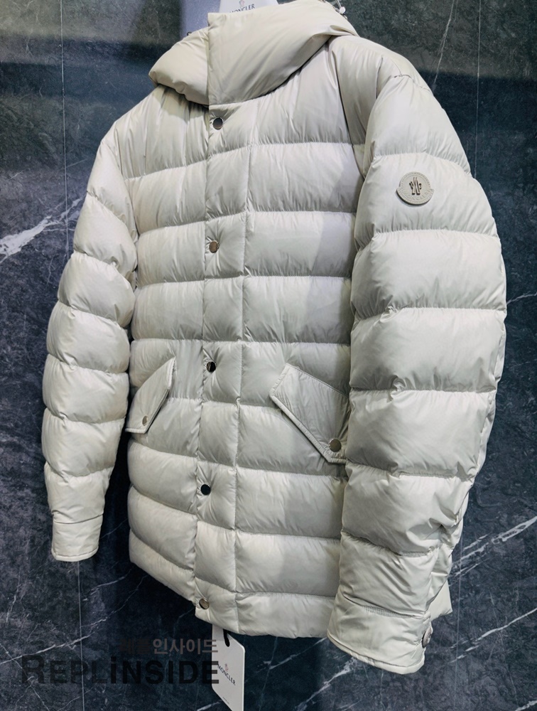 몽클레어 포위 패딩 측면 실사, 자연스러운 볼륨감, 남자 아우터 레플, #레플몽클레어추천 #명품레플