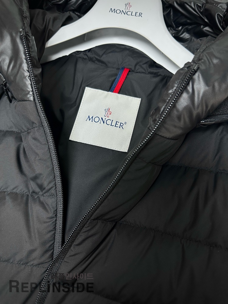 몽클레어 CHEVREIE 전체컷 | Moncler Chevreie 남성용 경량 패딩 | 블랙 컬러 실사 이미지 #몽클레어셰브리 #CHEVREIE패딩남성 #레플몽클레어 #프리미엄레플 #겨울코디