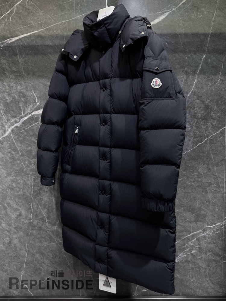 몽클레어 HANOVERIAN 롱패딩 로고 패치 디테일, 프리미엄 레플리카 로고 각인, 고급 원단 적용, #몽클레어로고 #레플리카라벨 #몽클레어명품패딩